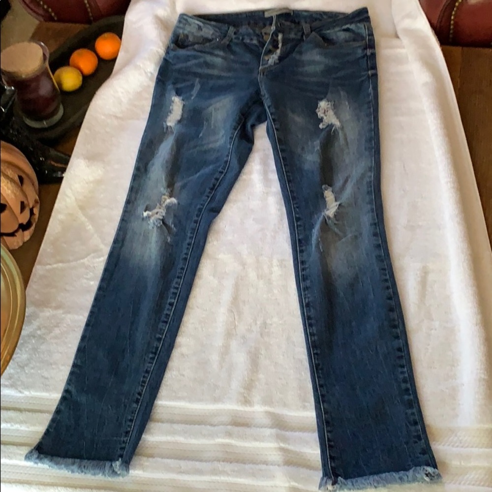 TWENTY ONE BLACK DISTRESSED JEANS